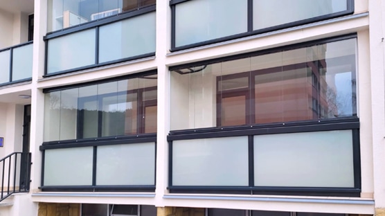 Závěsný balkon na panelovém domě